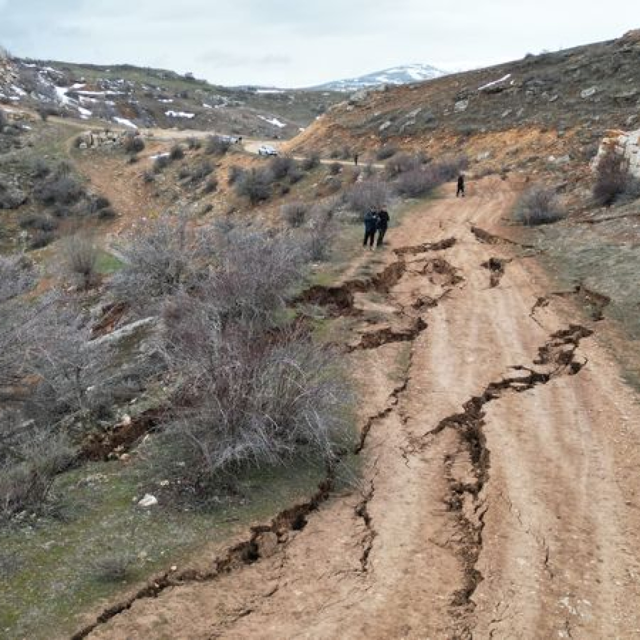 Köy yolunda derin çatlaklar oluştu