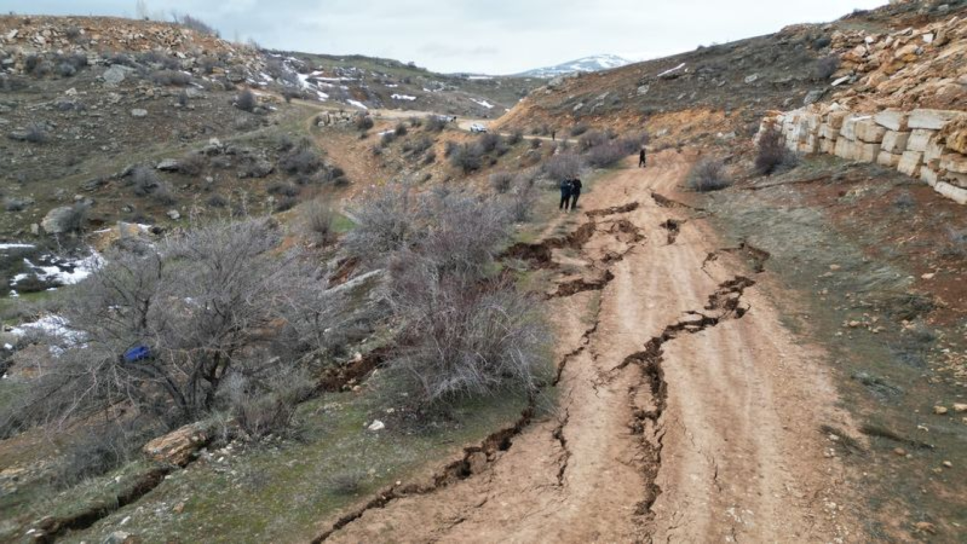 Köy yolunda derin çatlaklar oluştu | Son dakika haberleri