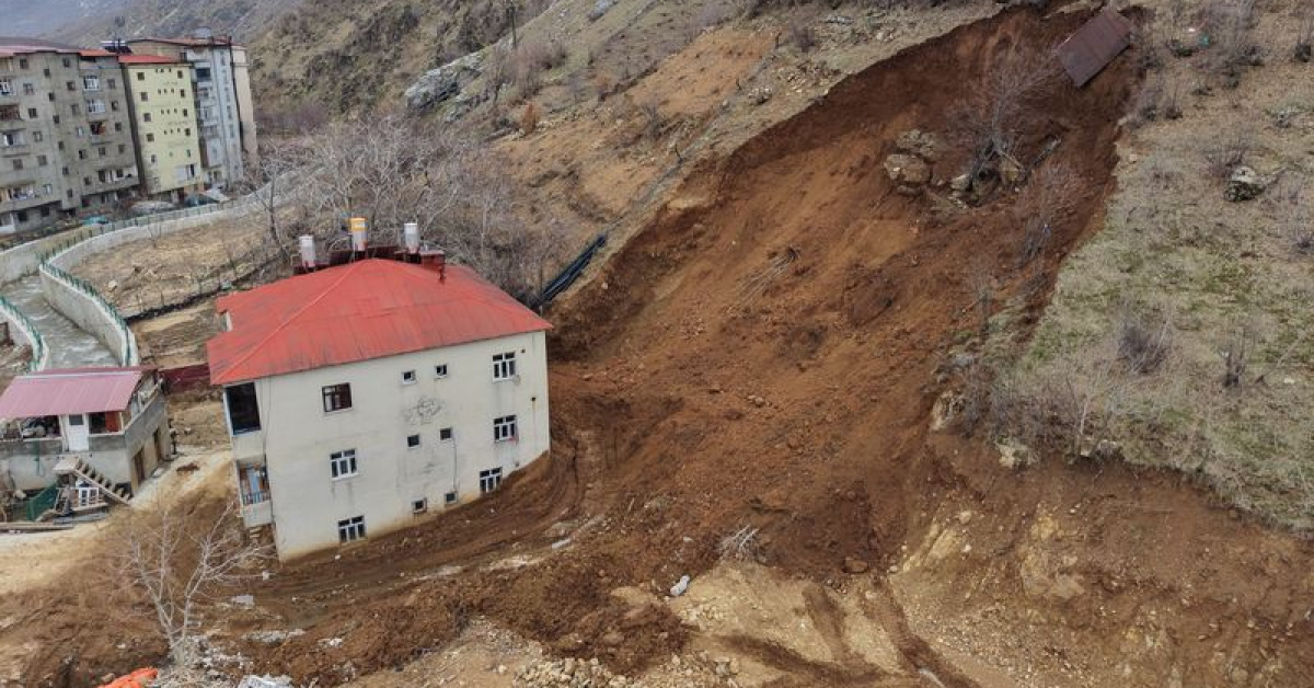Hakkari Şemdinli'deheyelan evi zarar verdi