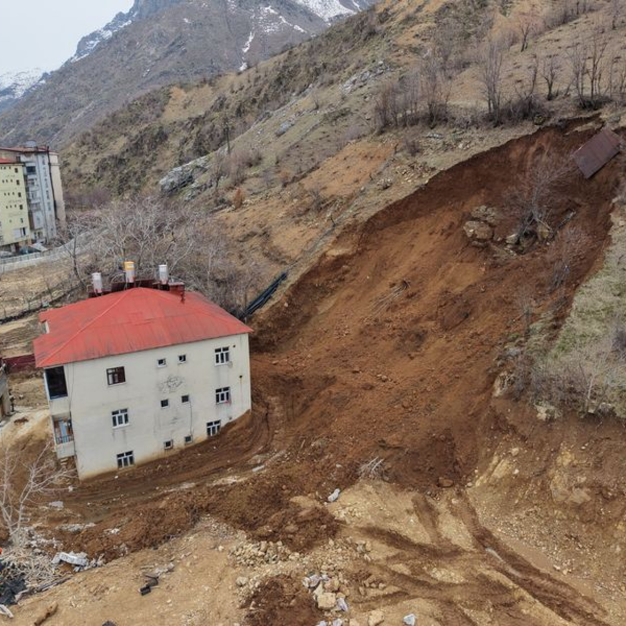 Hakkari'de heyelan bir eve zarar verdi