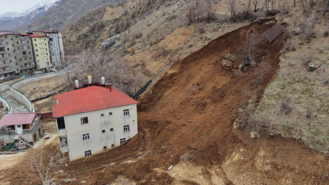 Hakkari'de heyelan bir eve zarar verdi