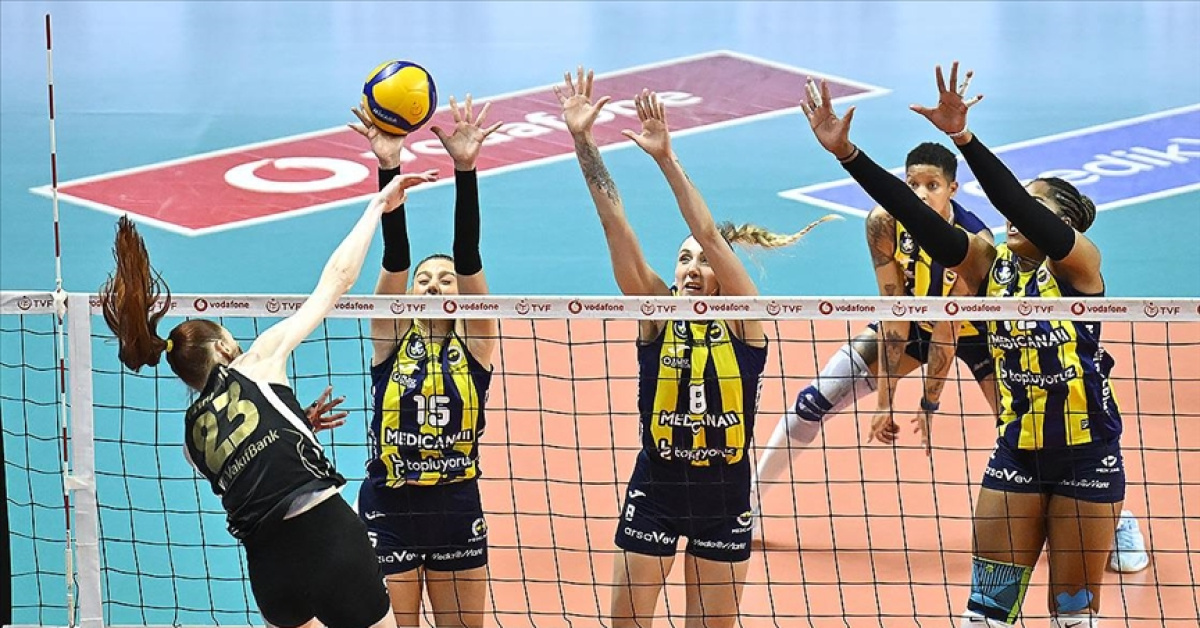 Fenerbahçe ve Eczacıbaşı oyuncuları sahada