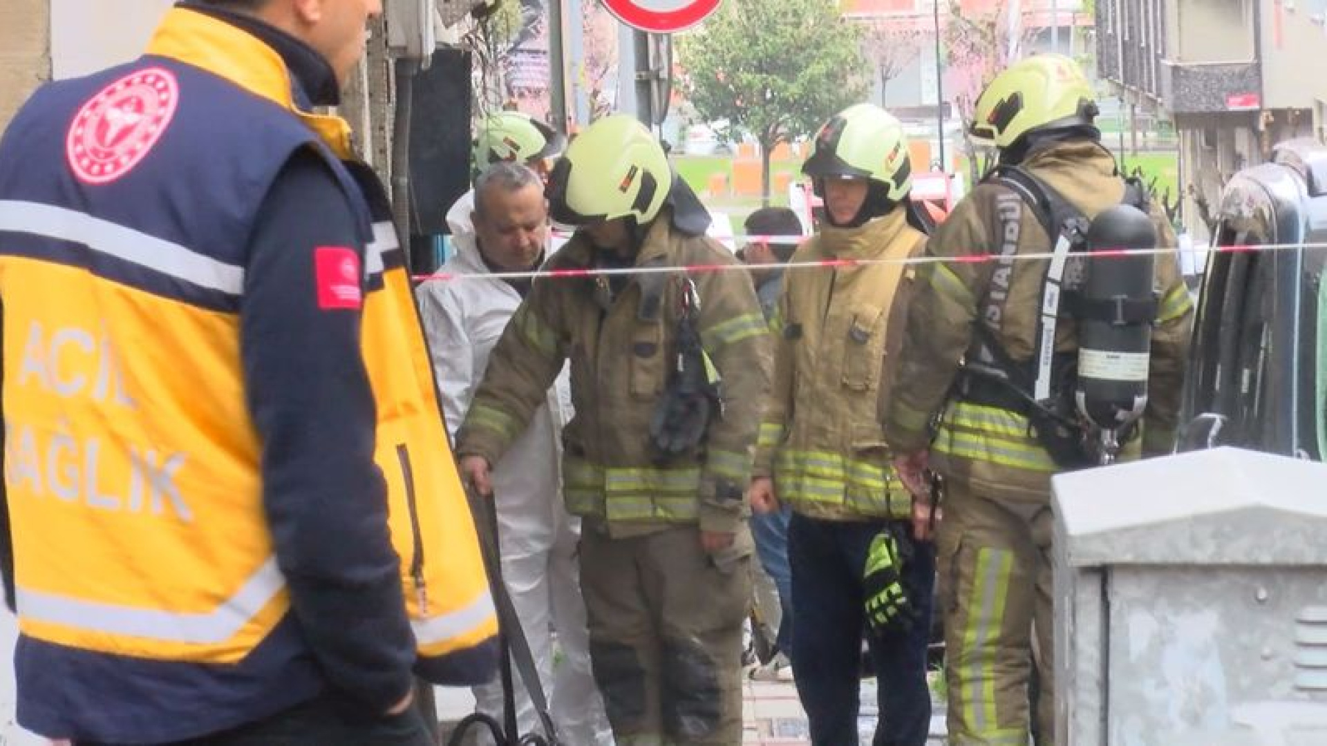 Bağcılar'da yangın tüpü dolumu yapılan iş yerinde gaz sızıntısı: 2 işçi 6 sağlık çalışanı zehirlendi | Son dakika haberleri