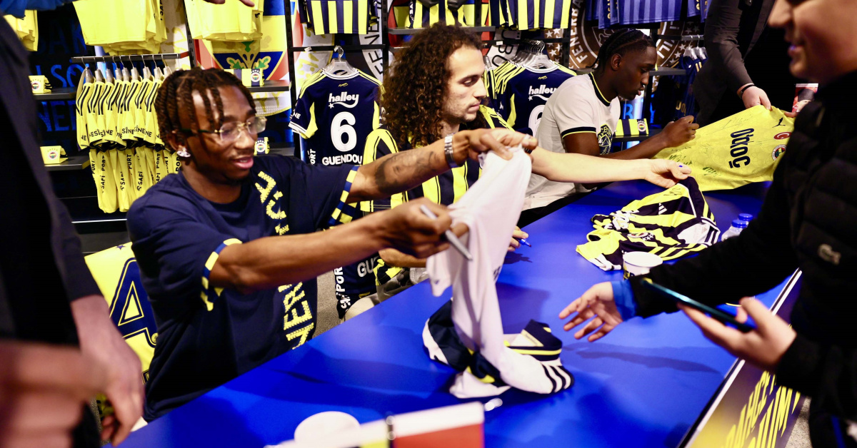 Fenerbahçe Futbolcuları Taraftarlarla buluştu