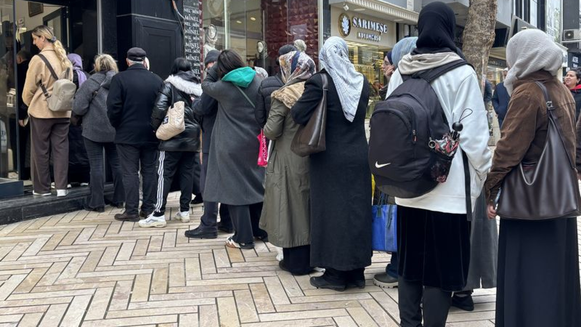 Altın Fiyatlarındaki Düşüş Kuyumculara Akın Ettirdi, Kocaeli'de Uzun Kuyruklar Oluştu