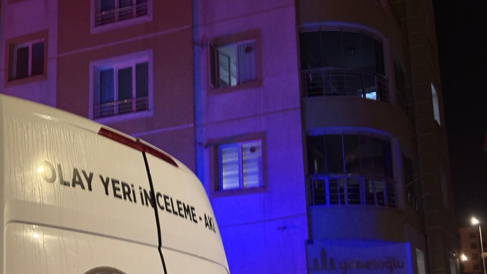 Pencereden düştü... Kocası fenalık geçirdi