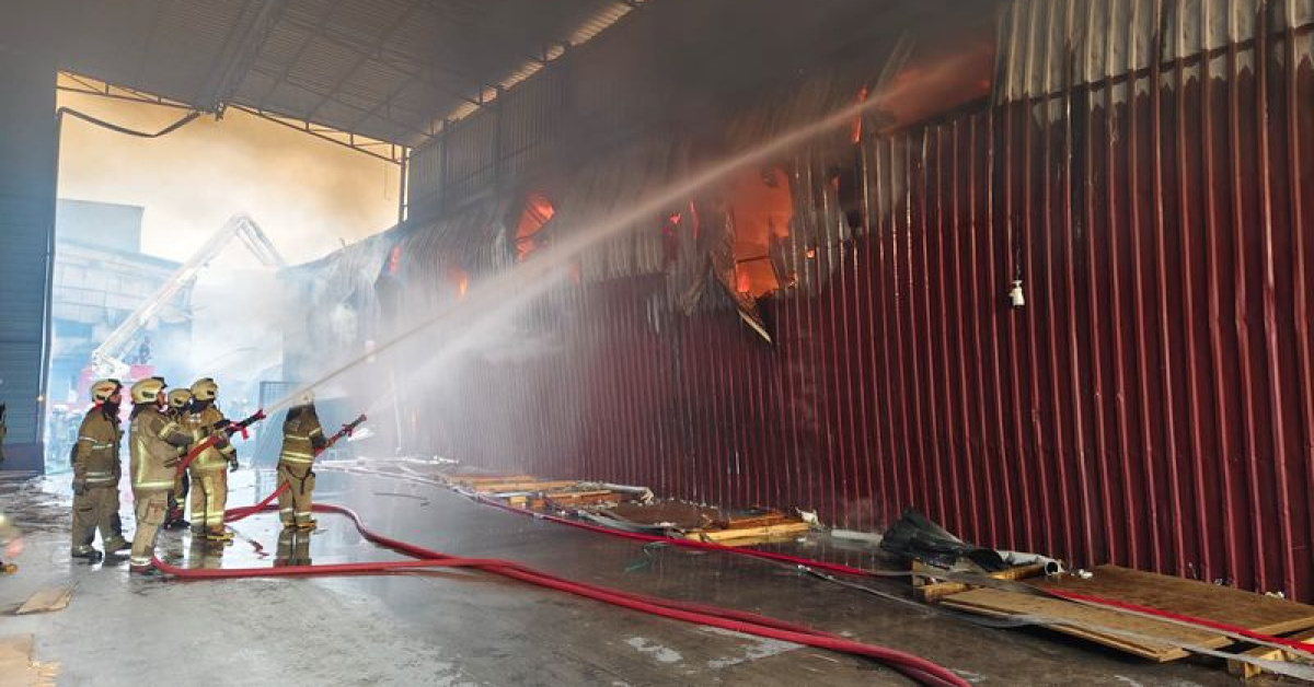 İzmir'deatölyeler vedepolar yangından