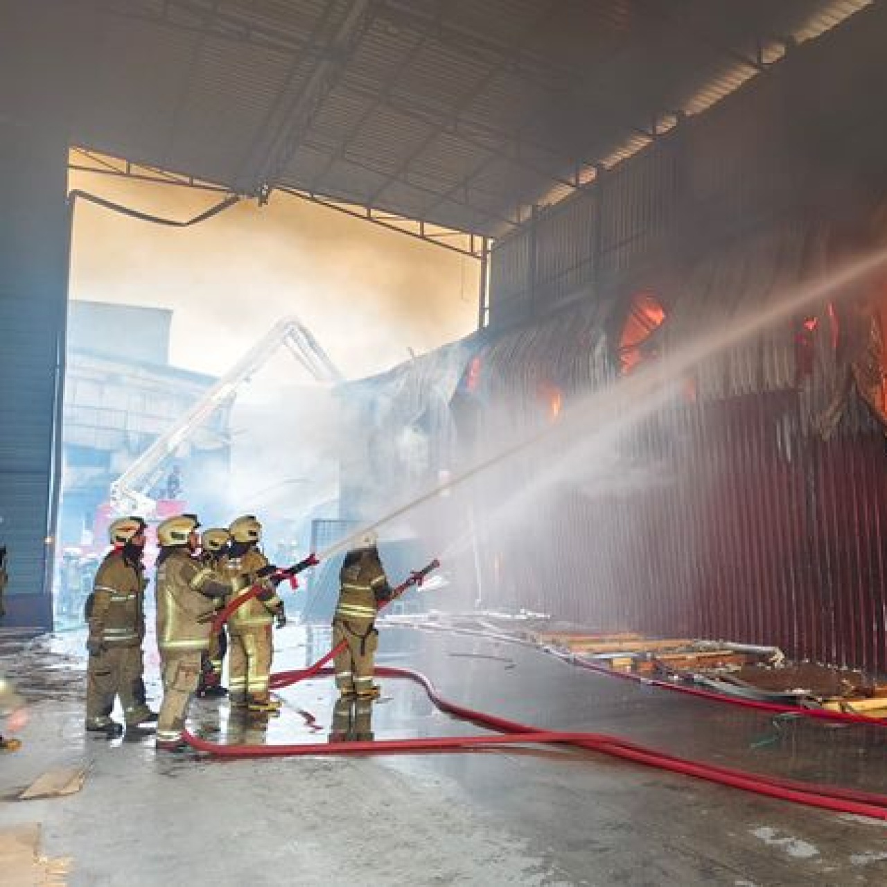 İzmir'de depolar ve atölyeler yandı!