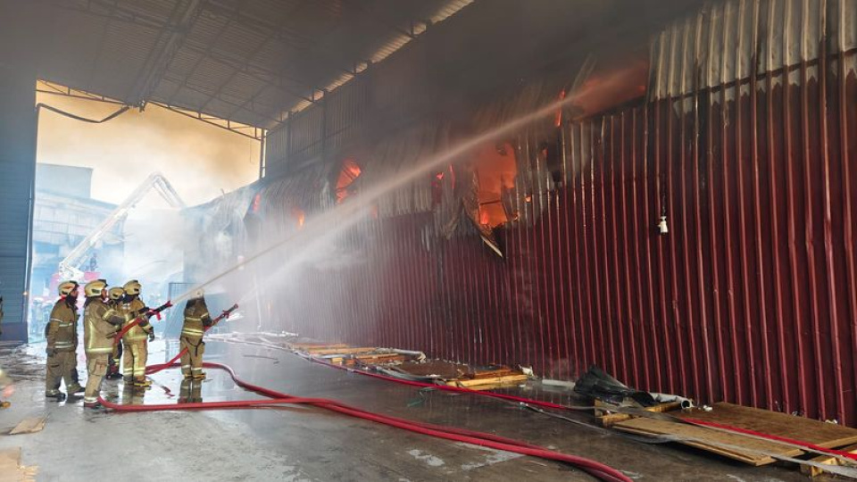 İzmir'de depolar ve atölyeler yandı!