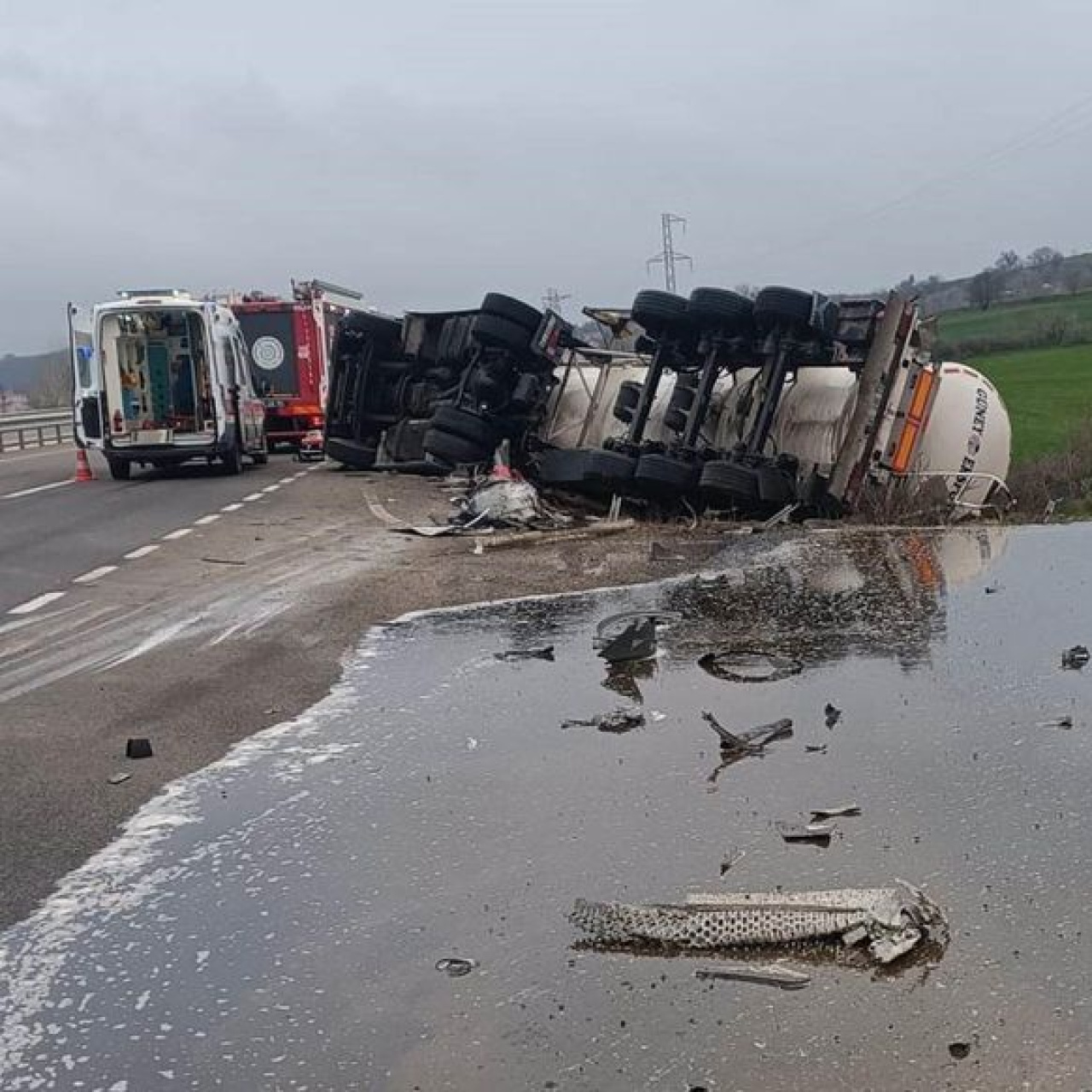 Tanker şarampole devrildi: 1 ölü 