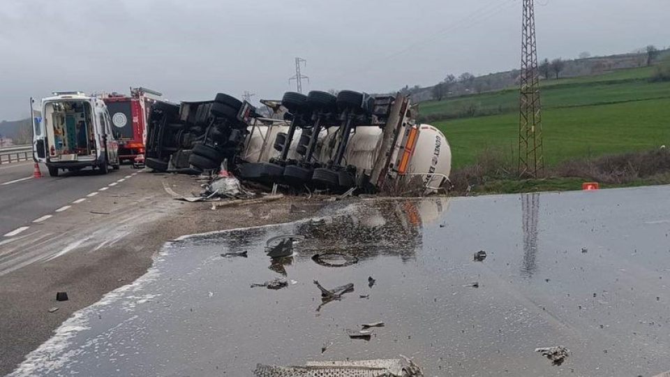 Tanker şarampole devrildi: 1 ölü