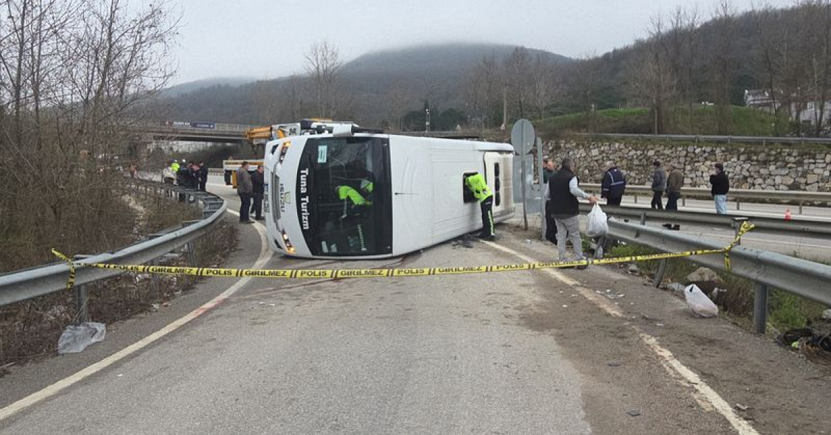Yalova'da Midibüs Devrilmesi Sonucunda 1 Ölüm, 20 Yaralanma
