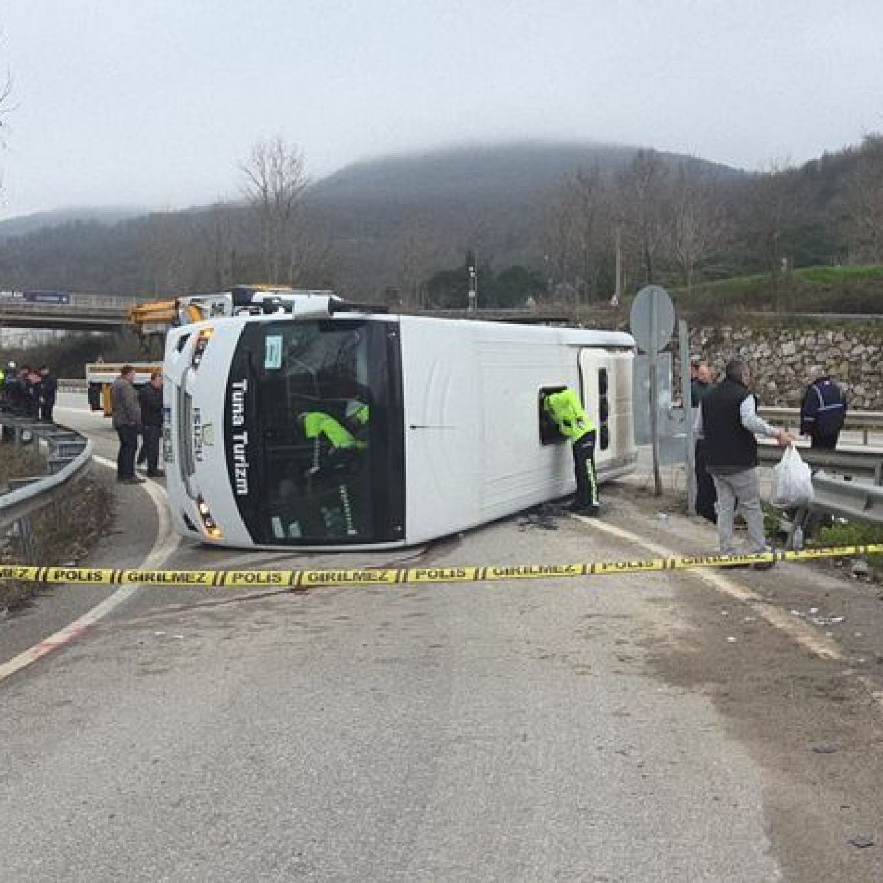 İşçi servisi devrildi: 1 ölü, 20 yaralı