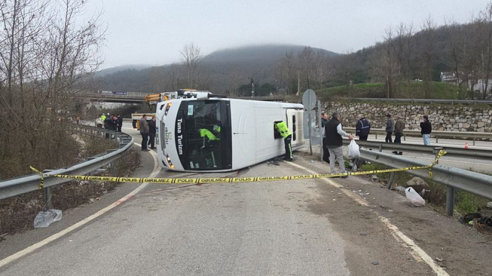 İşçi servisi devrildi: 1 ölü, 20 yaralı