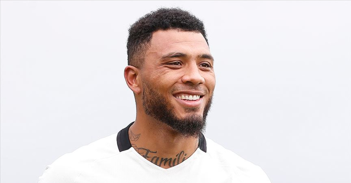 Colin Kazım Richards Crawley Town'yagelir