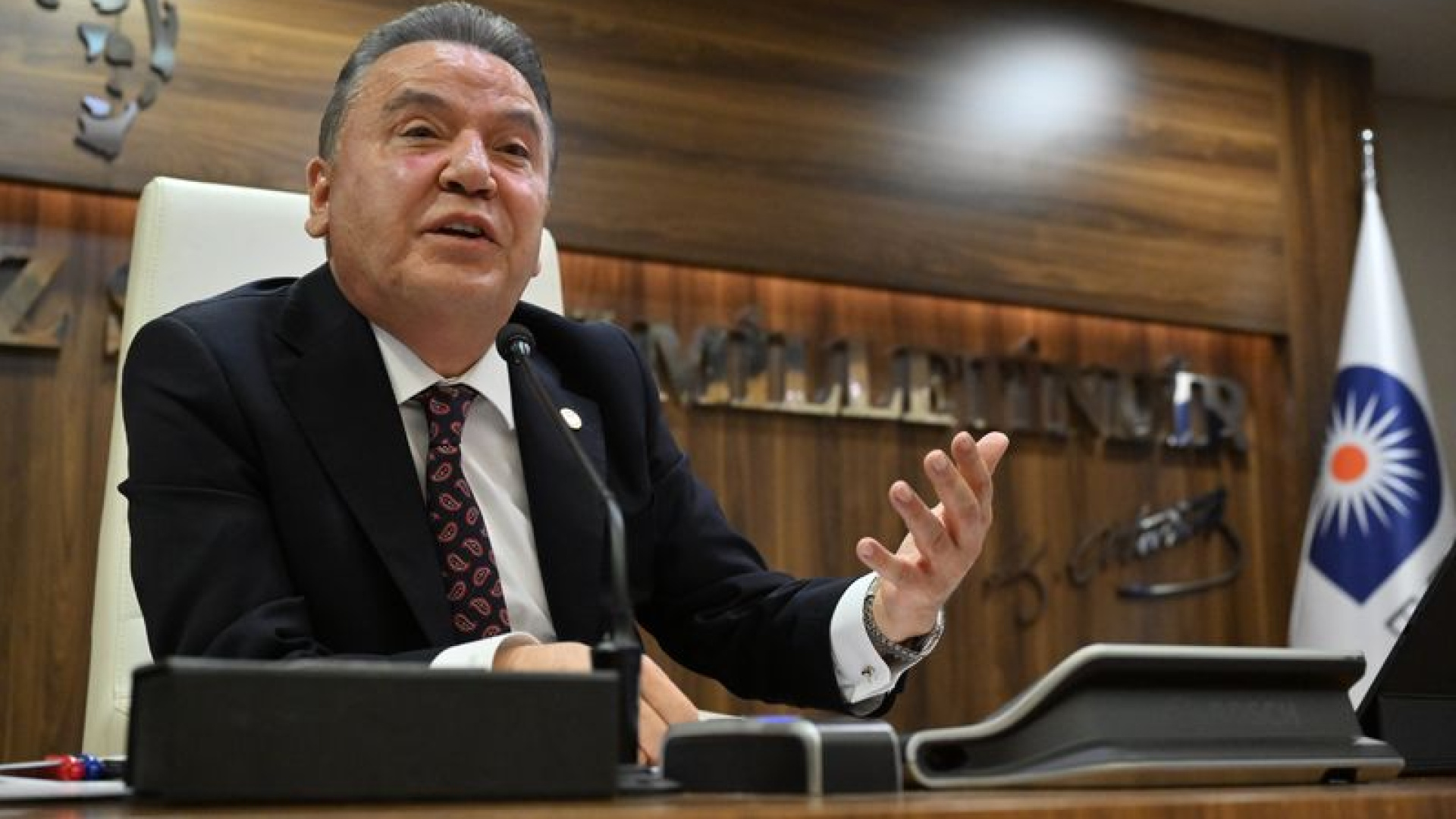 Muhittin Böcek'in İki Şoförü İstanbul'daki Yolsuzluk Soruşturmasında Gözaltına Alındı