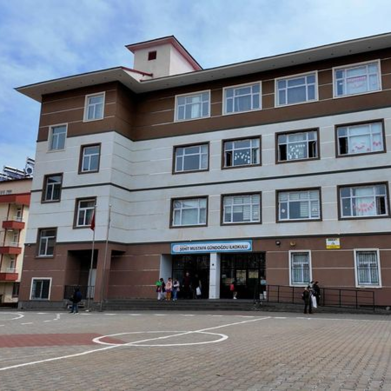 Kar spreyi 30 öğrenciyi hastanelik etti!