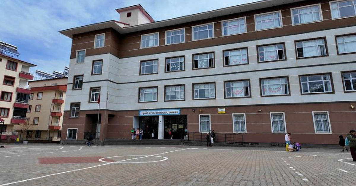 Bingöl'de Okulda Kar Spreye Nefes Darlığı! Öğrenciler Hastanelere