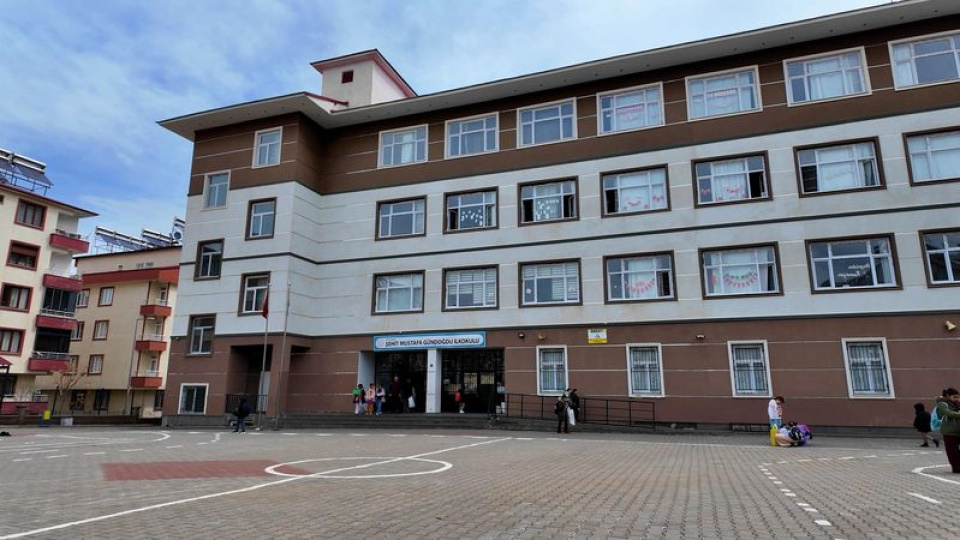 Kar spreyi 30 öğrenciyi hastanelik etti!