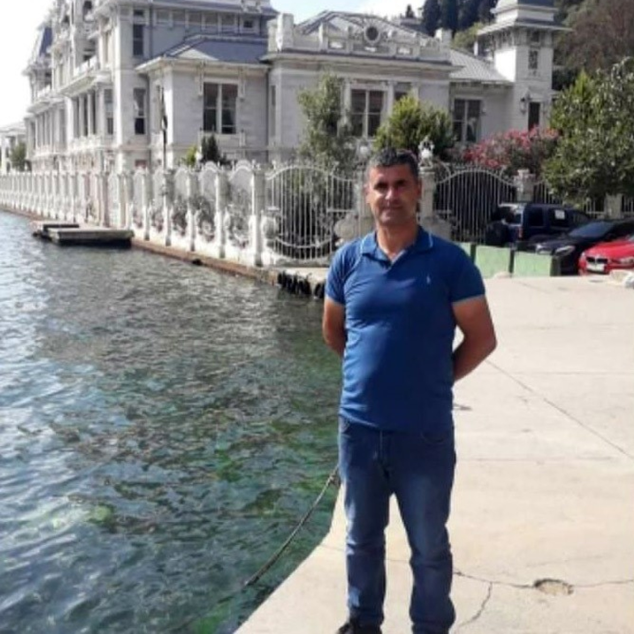 Devrilen paletin altında kaldı