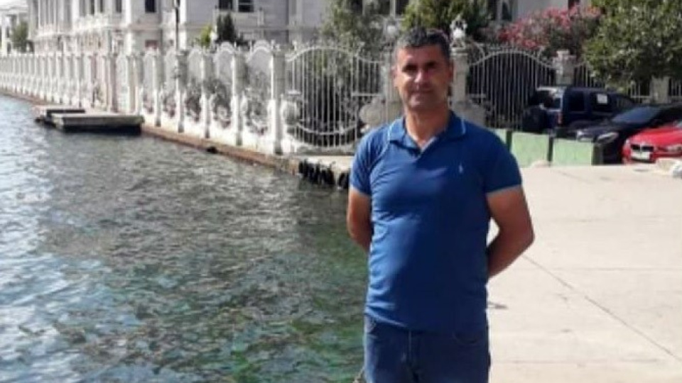 Devrilen paletin altında kaldı