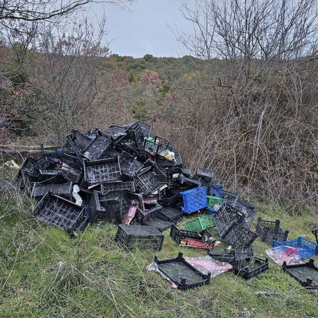 Bilecik'te köy yolu çevresinde çöp dağları
