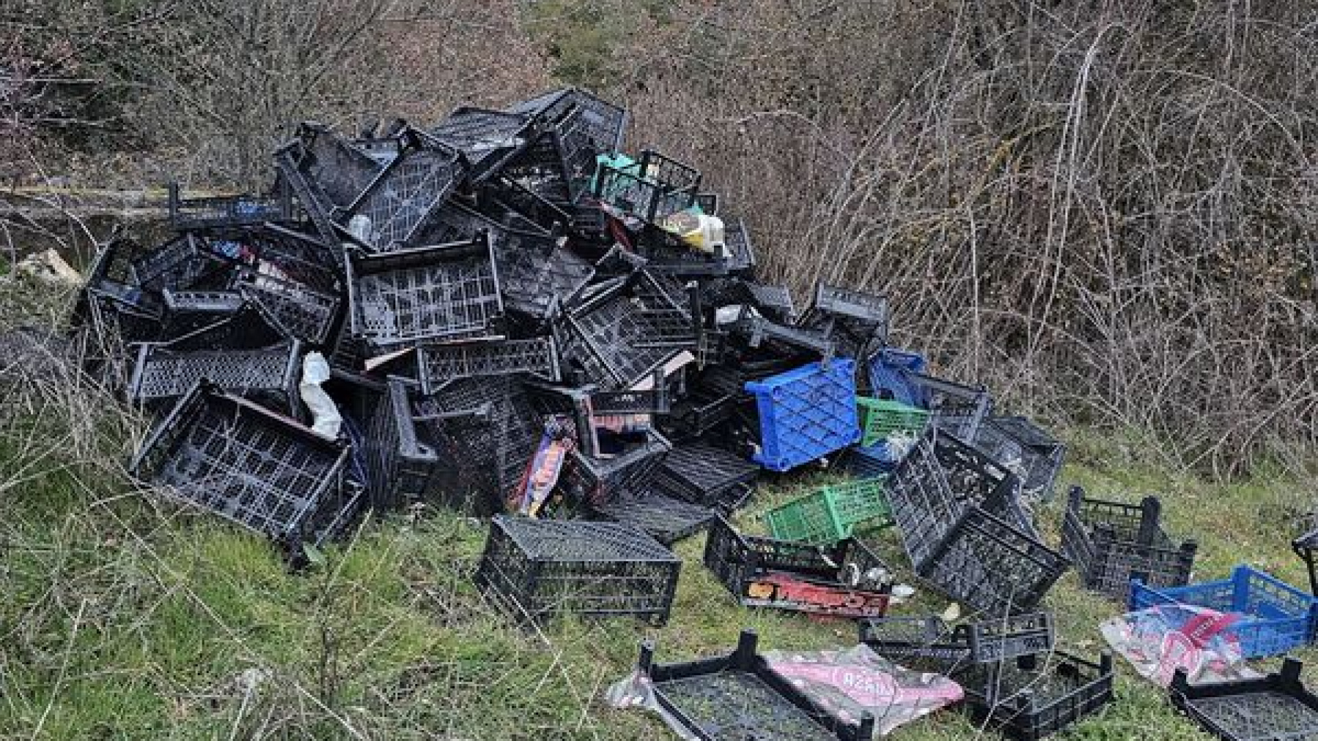 Kanal boyunu çöplüğe çevirdiler | Son dakika haber…