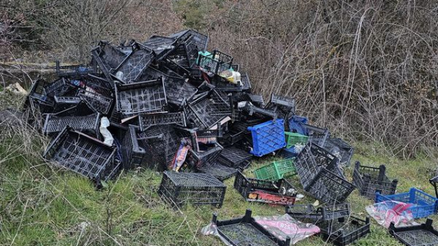 Bilecik'te köy yolu çevresinde çöp dağları