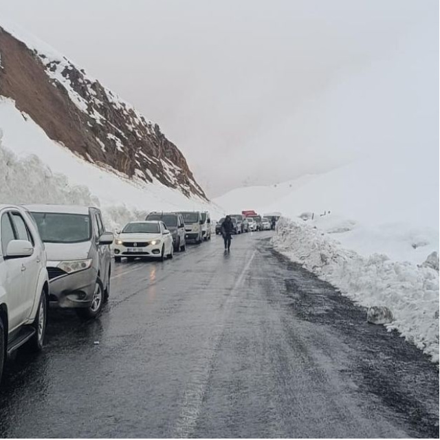 Şırnak-Hakkari kara yoluna çığ düştü