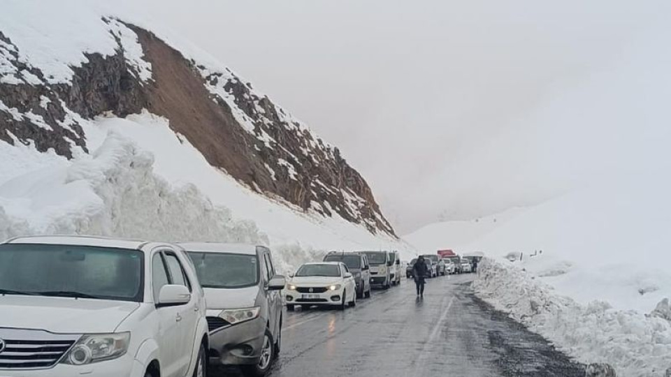Şırnak-Hakkari kara yoluna çığ düştü