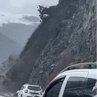 Heyelan karayolunu yuttu!