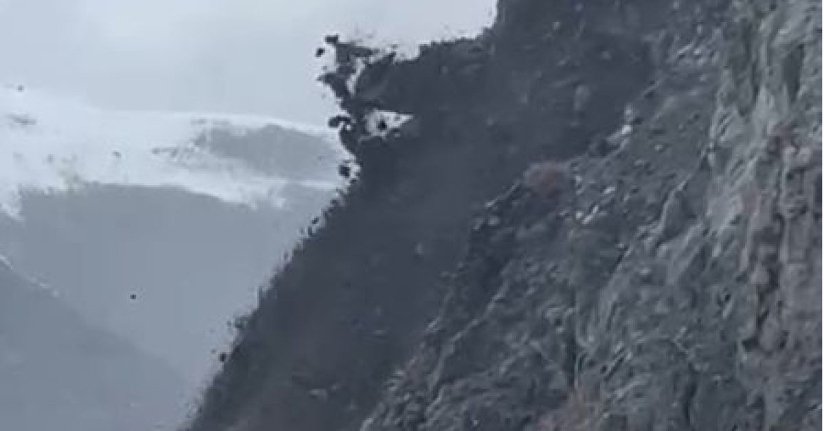 Yüksekova'da Heyelan Karayolunu Yuttu