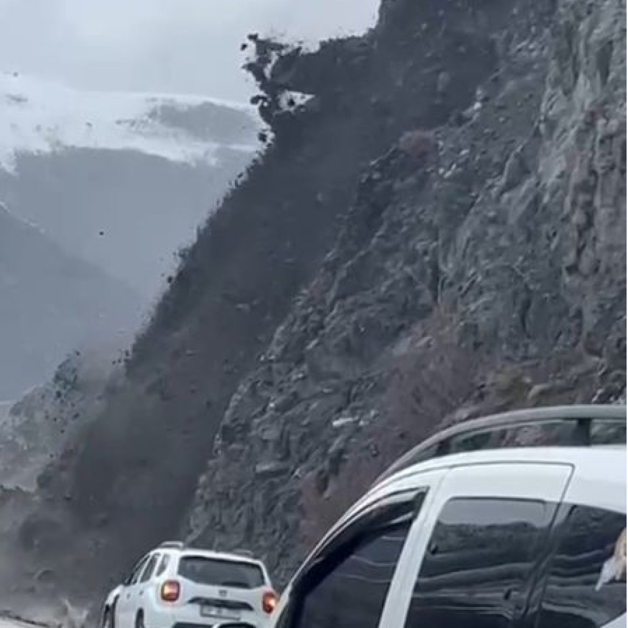 Heyelan karayolunu yuttu!