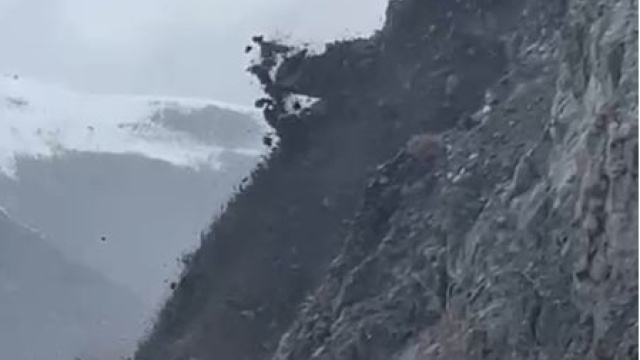 Heyelan karayolunu yuttu!