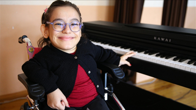 Cam kemik ve skolyoz hastası Zeynep Duru'nun hayali sahnede piyano çalmak