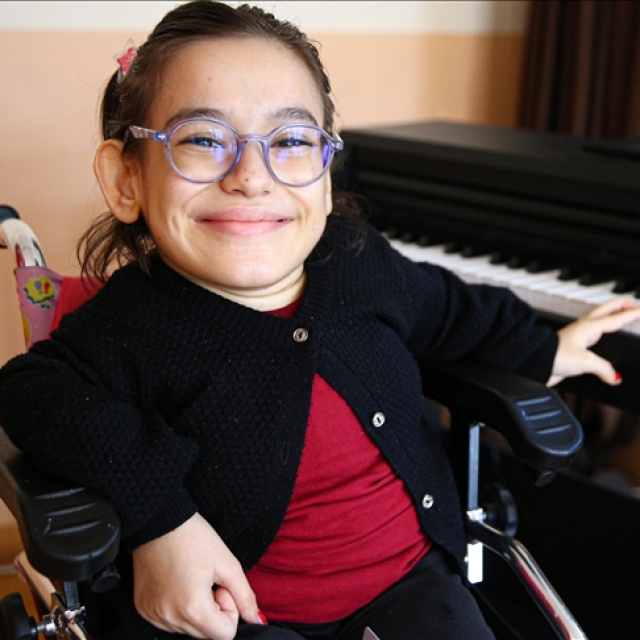 Cam kemik ve skolyoz hastası Zeynep Duru'nun hayali sahnede piyano çalmak