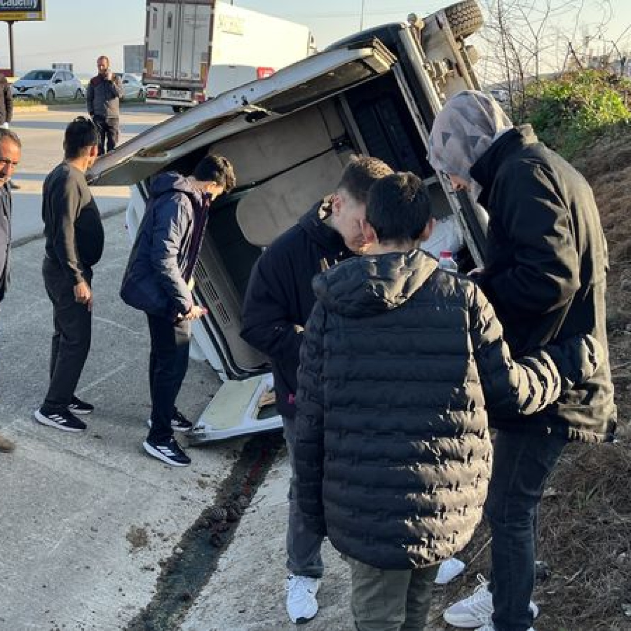 Yolcu minibüsü devrildi: 8 yaralı 