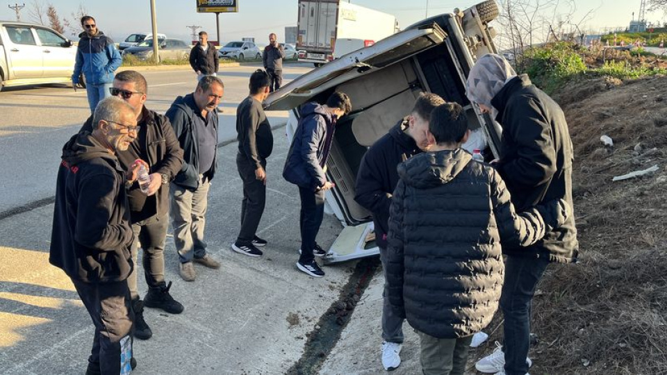 Yolcu minibüsü devrildi: 8 yaralı