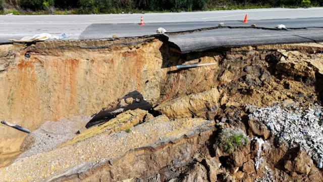 Yolda heyelan! Yarısı çöktü