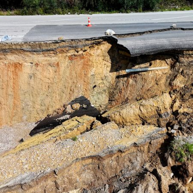 Yolda heyelan! Yarısı çöktü