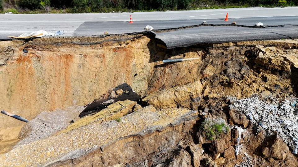 Yolda heyelan! Yarısı çöktü