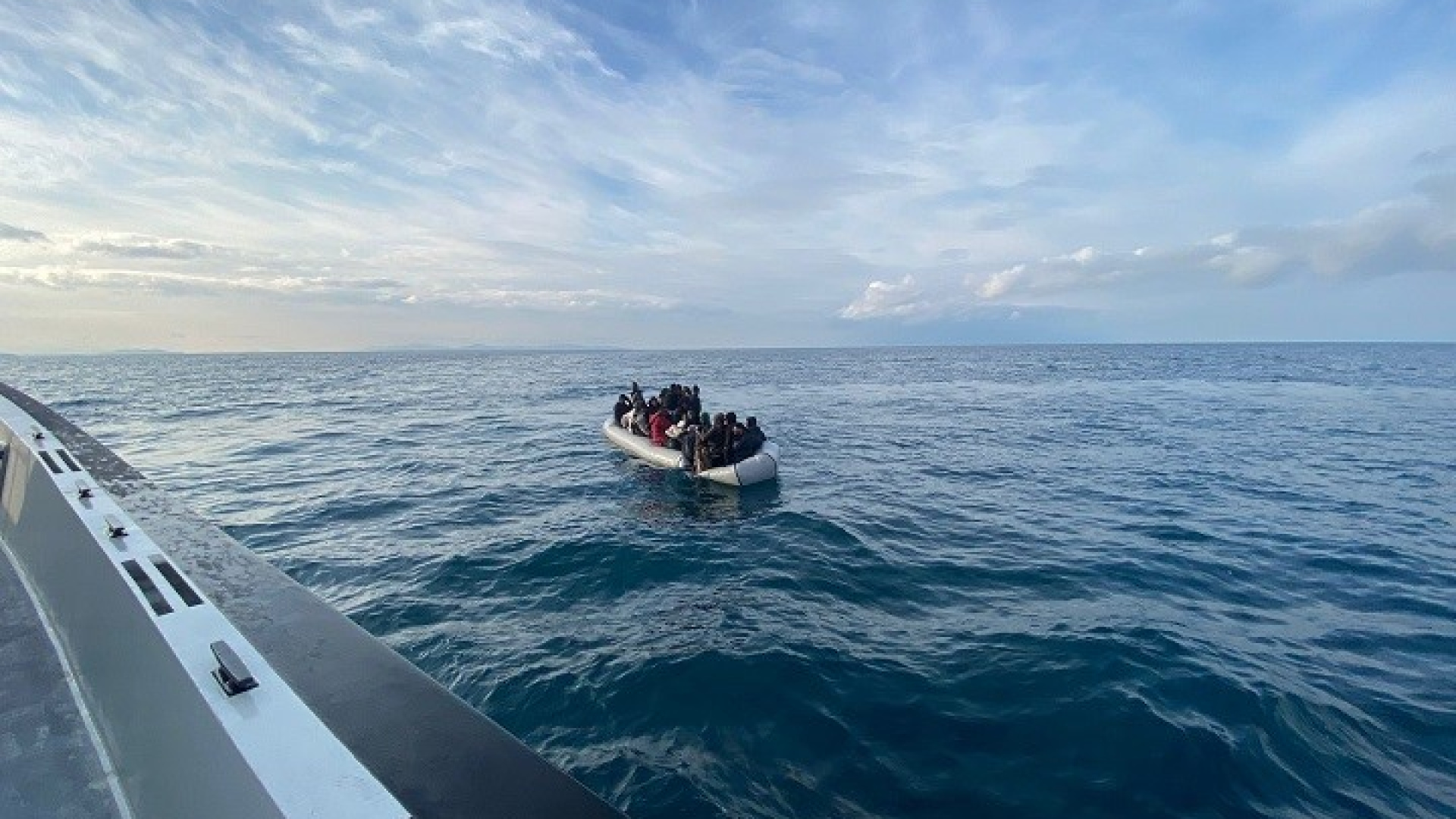 İzmir'de Sahil Güvenlik Operasyonu: 37 Göçmen Yakalandı, 42 Göçmen Kurtarıldı