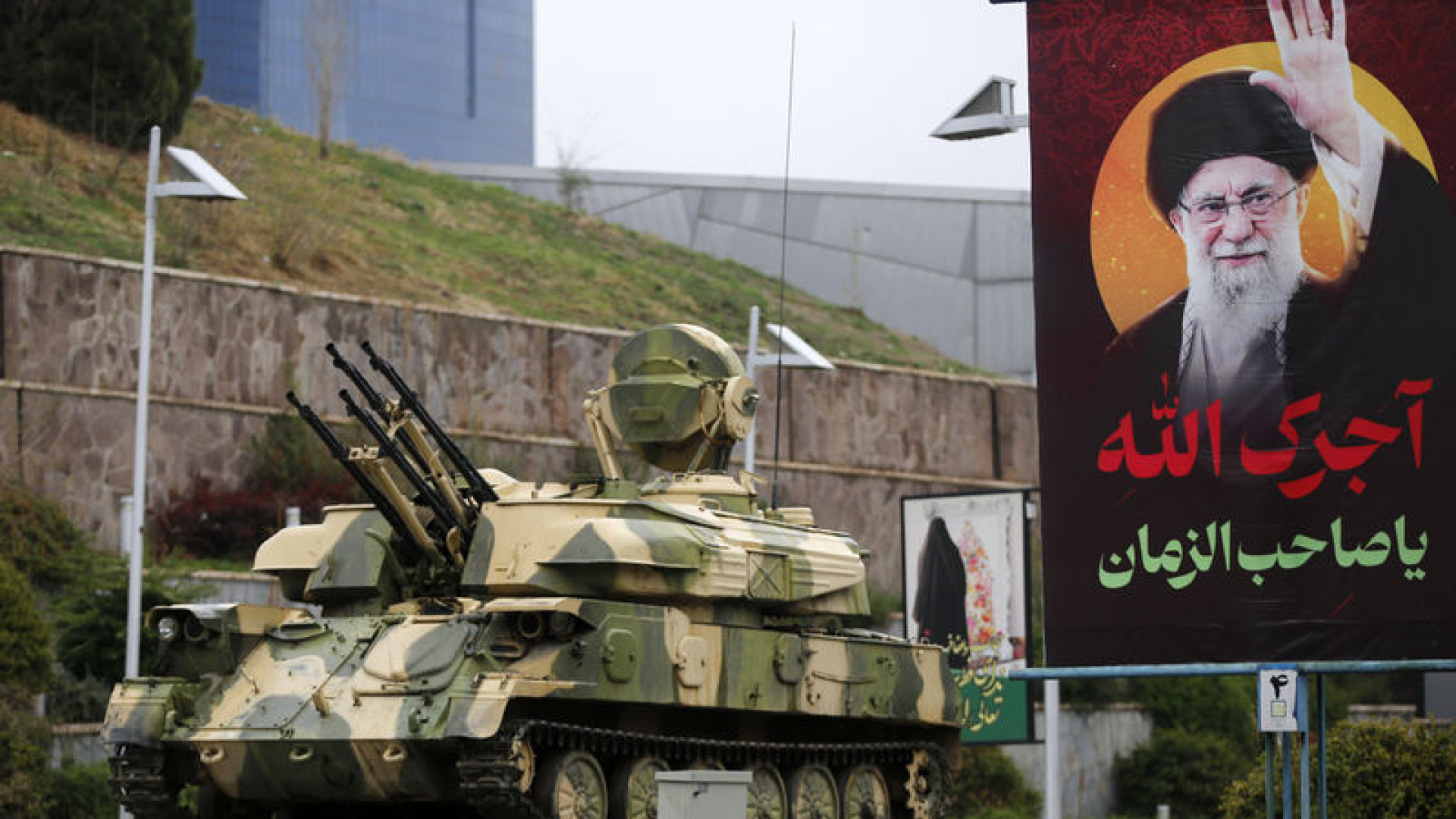 İran'ın ürettiği füze ve tanklar Tahran'da sergilendi | Dış Haberler