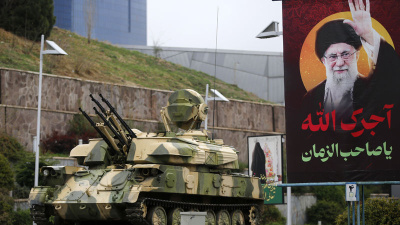 İran ürettiği füze ve tankları sergiledi