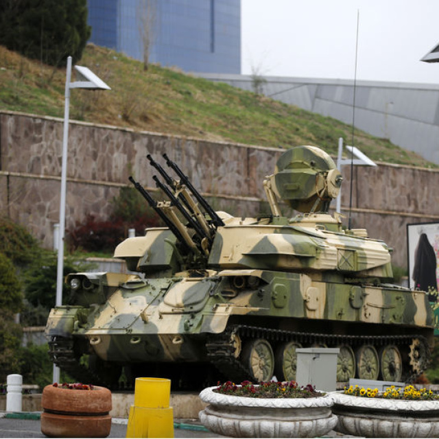 İran ürettiği füze ve tankları sergiledi