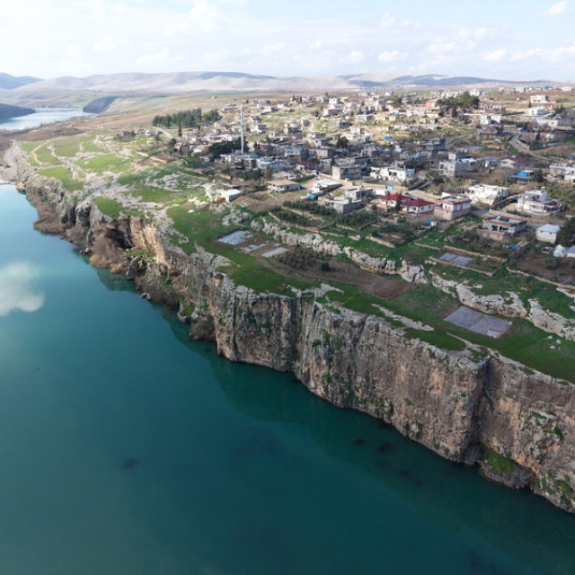 Yüksek kayalıklar ve berrak suyuyla ilgi görüyor