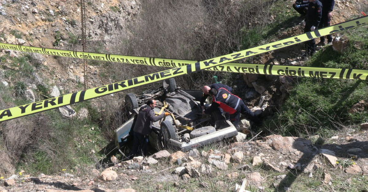 Kütahya'daşarampole devrilen otomilde iki kişi öldü