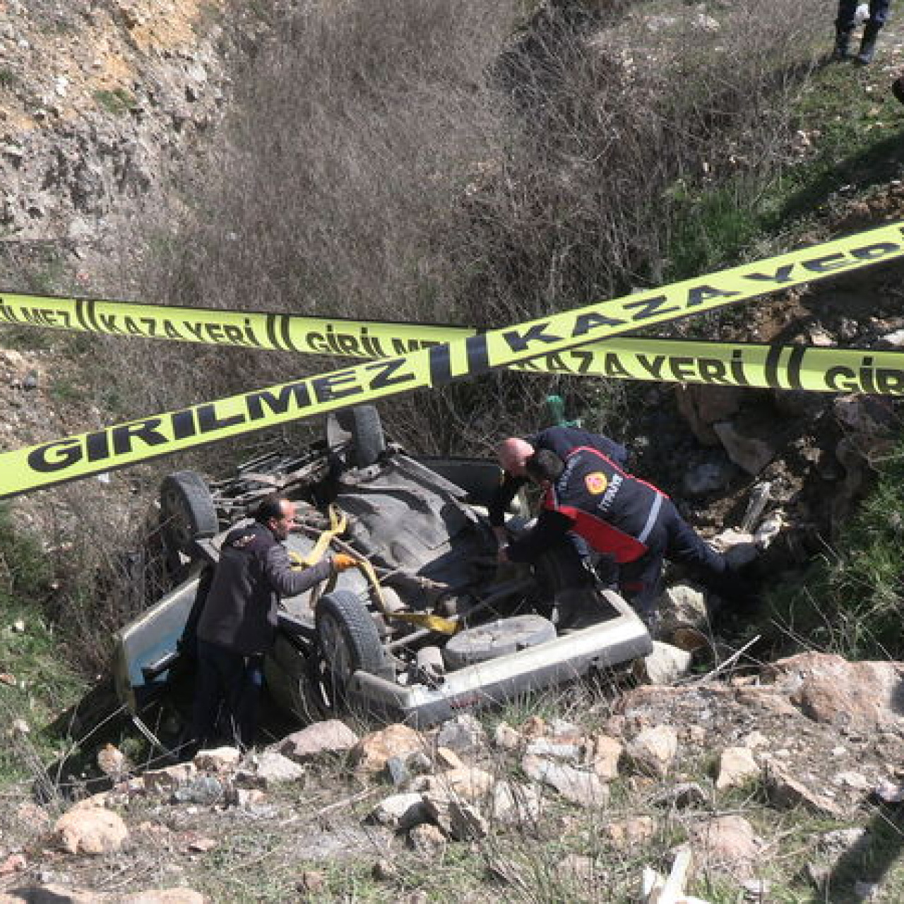 Otomobil şarampole devrildi: 2 ölü 