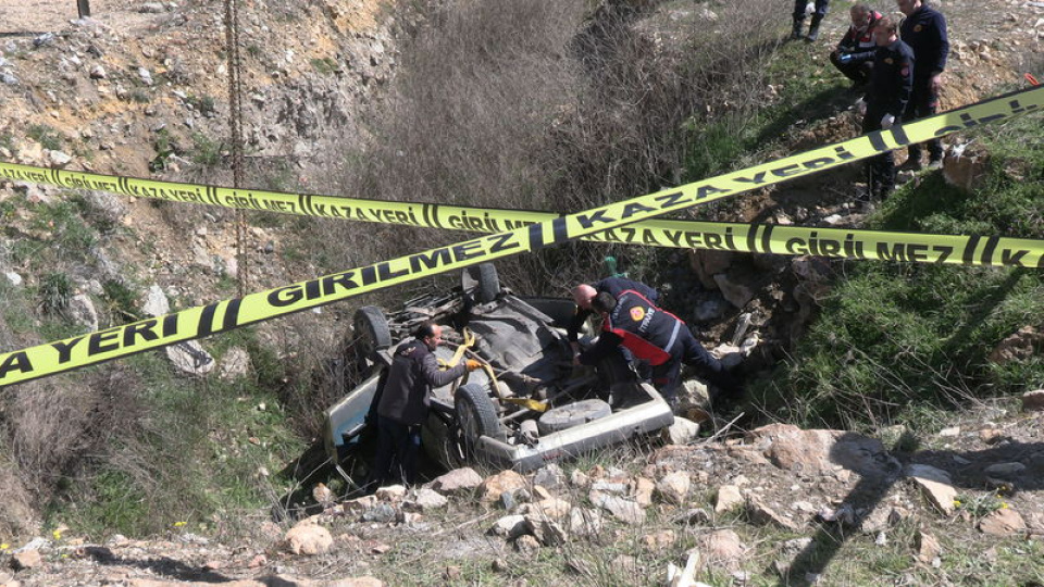 Otomobil şarampole devrildi: 2 ölü