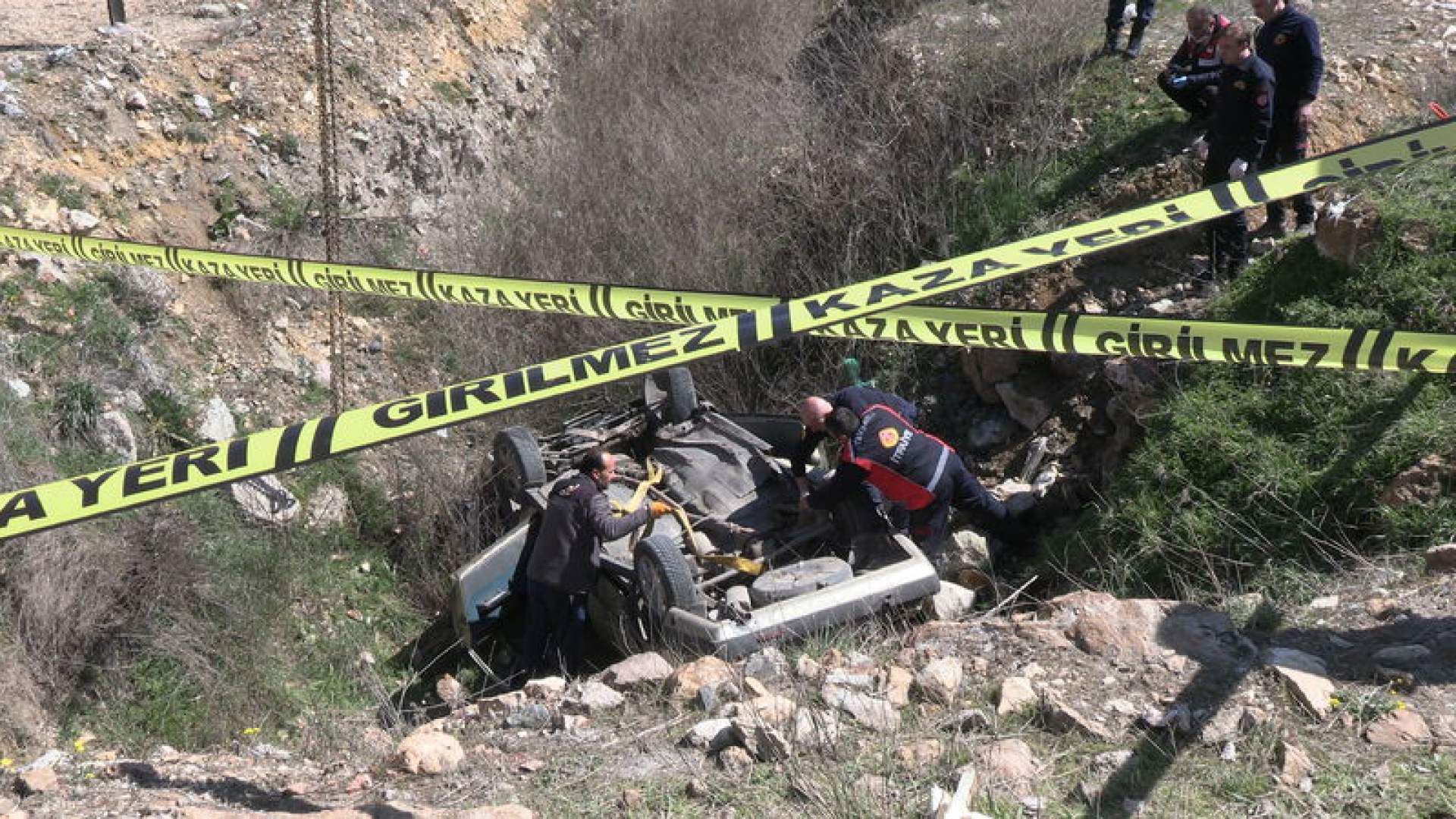 Kütahya'da Trafik Kazası: Şarampole Devrilen Otomobilde 2 Kişi Hayatını Kaybetti